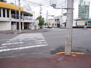 横断歩道を渡り、右手側を見た風景写真です。