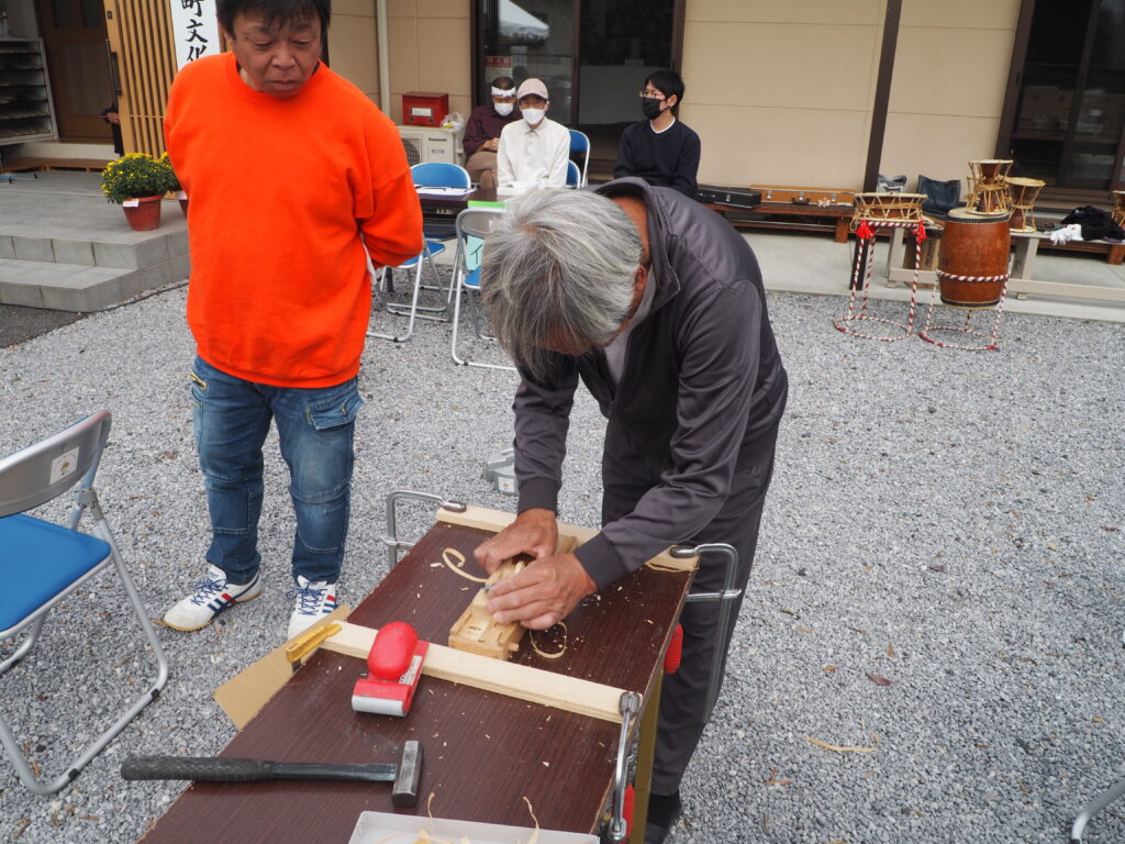 文化祭ワークショップ：割りばし作りの写真です。