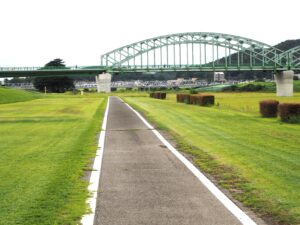 中橋の下を通るサイクリングロードの写真です。