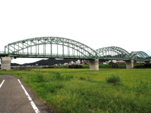 中橋の下を通るサイクリングロードの写真です。