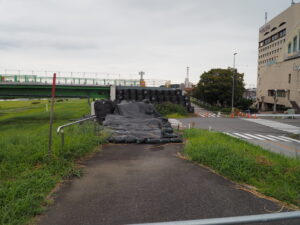 閉鎖されている中橋南たもとのサイクリングロードの写真です。