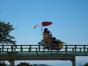 桐生が岡遊園地のサイクルモノレールの写真です。