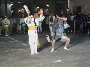 マルシェで踊る人の写真です。