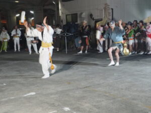 マルシェで踊る人の写真です。
