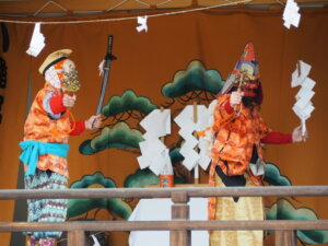 下野國一社八幡宮：奉納神楽「天狗の舞」の写真です。