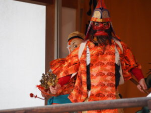 下野國一社八幡宮：奉納神楽「天狗の舞」の写真です。