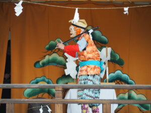 下野國一社八幡宮：奉納神楽「天狗の舞」の写真です。