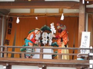 下野國一社八幡宮：奉納神楽「天狗の舞」の写真です。