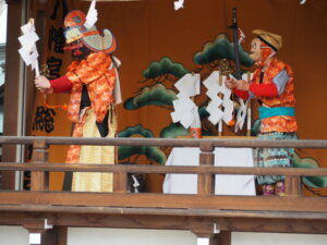 下野國一社八幡宮：奉納神楽「天狗の舞」の写真です。