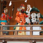 下野國一社八幡宮：奉納神楽「天狗の舞」の写真です。