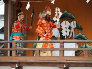 下野國一社八幡宮：奉納神楽「天狗の舞」の写真です。