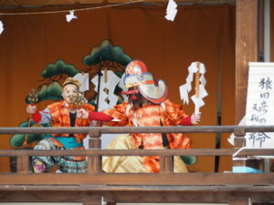 下野國一社八幡宮：奉納神楽「天狗の舞」の写真です。