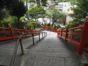 織姫神社：男坂の階段の写真です。