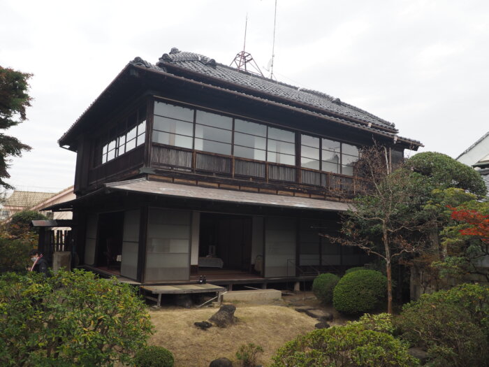 新藤氏庭園：２階建ての離れの写真です。