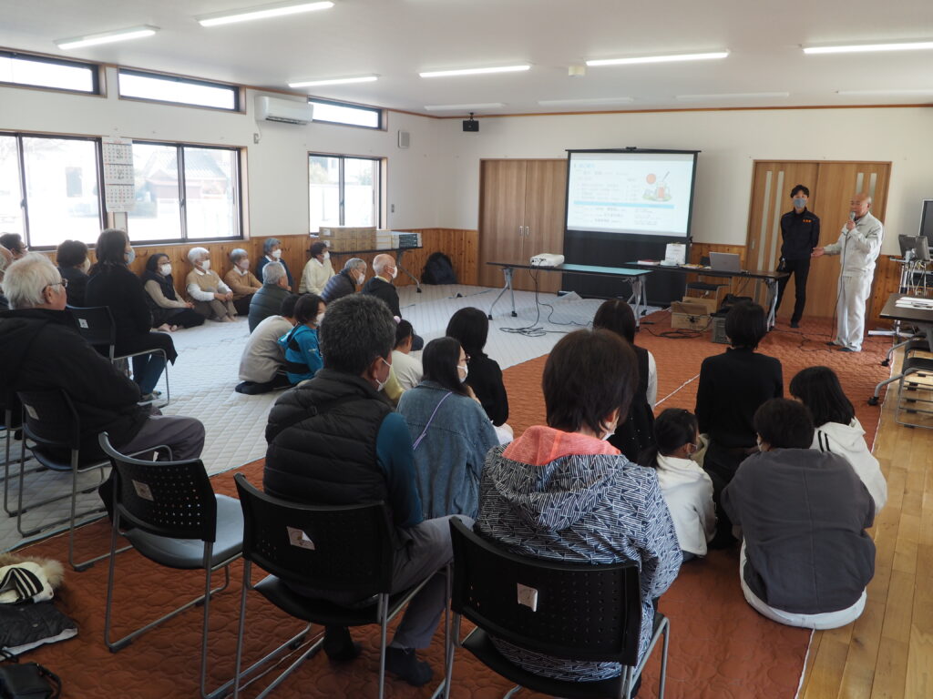 防災訓練の講話を熱心に聞く参加者の写真です。