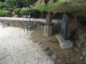 織姫神社：「御神徳碑」と「しあわせの絆像」の写真です。