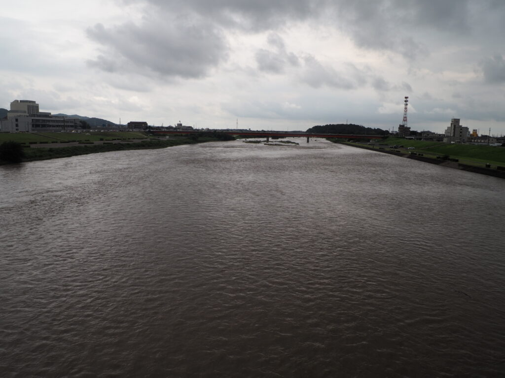 豪雨後の中橋下流の写真です。