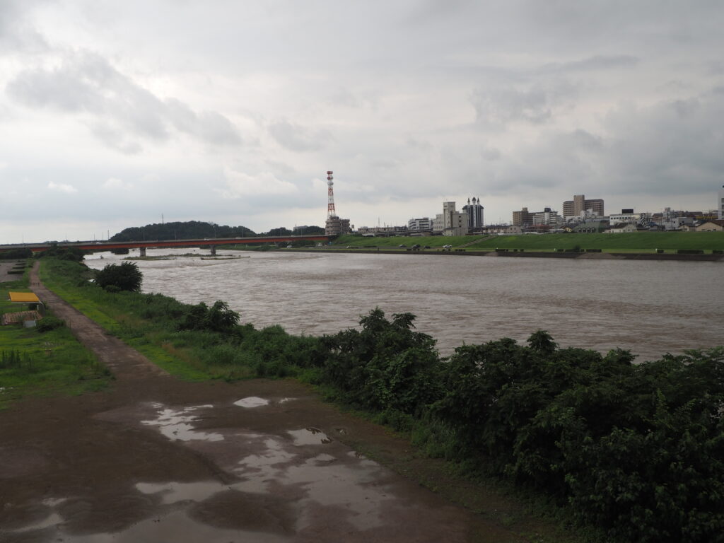 豪雨後の中橋下流の写真です。