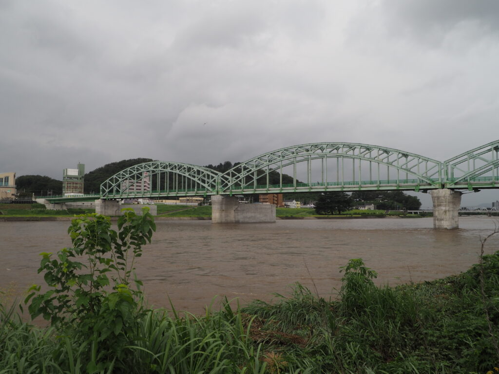 豪雨後の中橋上流の写真です。