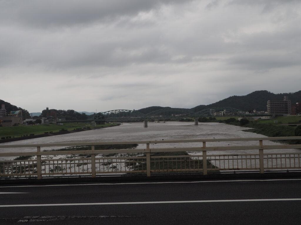 豪雨後の中橋下流の写真です。