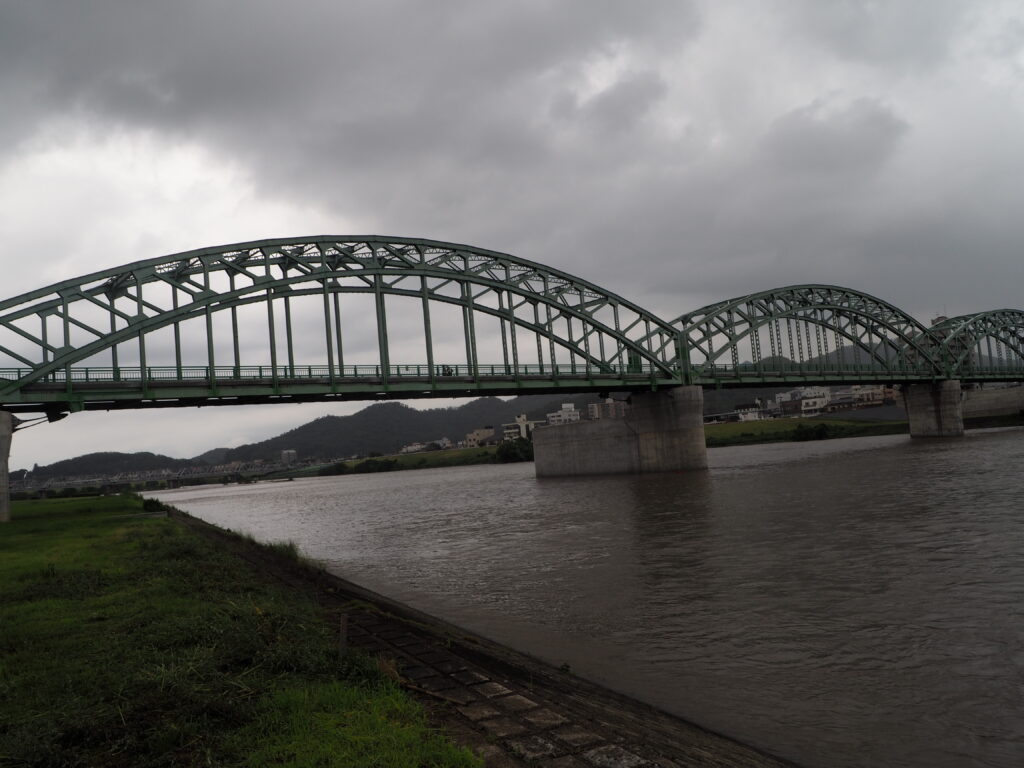 豪雨後の中橋下流の写真です。