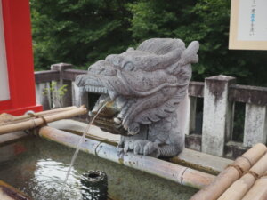 織姫神社：手水舎の龍の写真です。