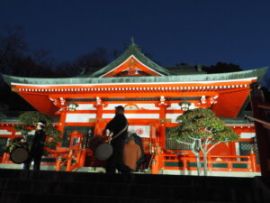 日の出前に祈願太鼓を打ち鳴らす風景写真です。