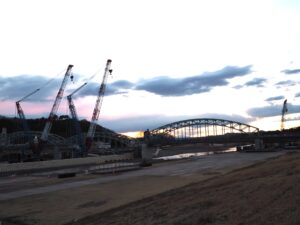 温かく見守る足利中橋の夕日の写真です。