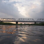 夕暮れの渡良瀬橋の写真です。