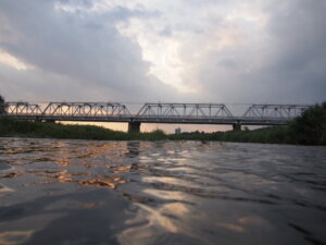 夕暮れの渡良瀬橋の写真です。