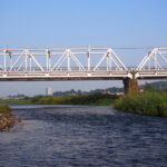 早朝の渡良瀬橋の写真です。