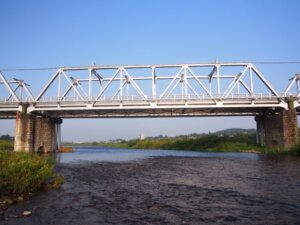 早朝の渡良瀬橋の写真です。