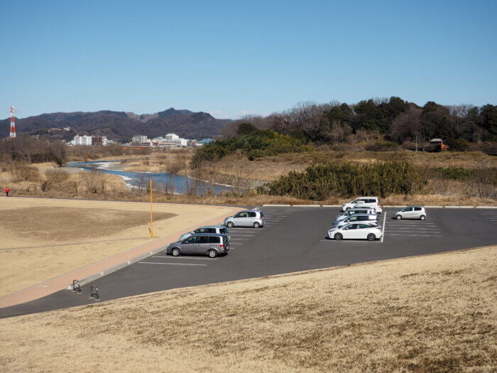 渡良瀬川緑地公園 東側駐車場の写真です。
