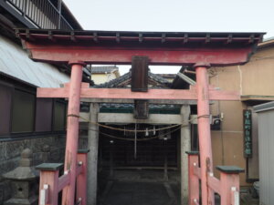栄富稲荷神社の鳥居と祠の写真です。