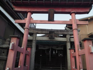 栄富稲荷神社の2つの鳥居の写真です。