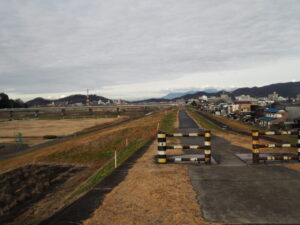 渡良瀬川左岸堤防上の写真です。