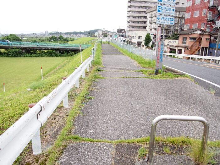 堤防歩道にある車止めの写真です。