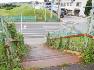 中橋のたもとの階段の写真です。