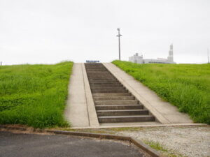 渡良瀬川右岸堤防の階段の写真です。