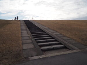 渡良瀬健幸緑地：堤防階段の写真です。