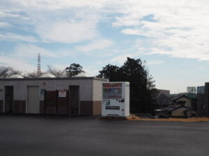 渡良瀬健幸緑地：堤防上の自動販売機とトイレの写真です。