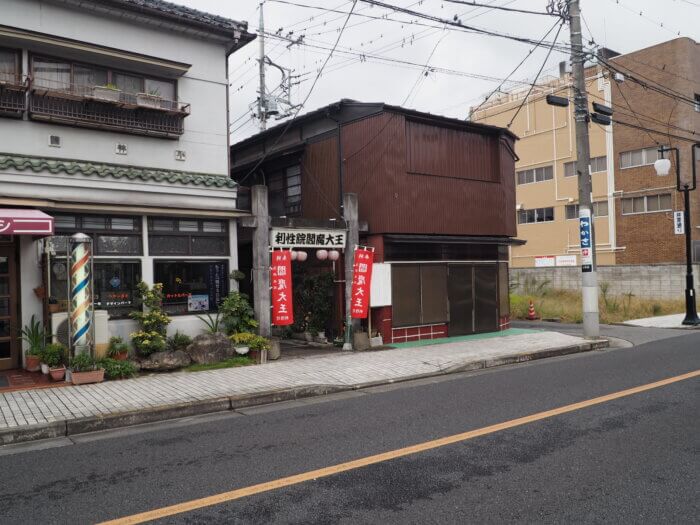 鑁阿寺方向から見た閻魔堂入口の写真です。