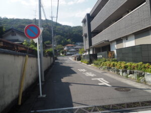 織姫神社：登り口道路の写真です。