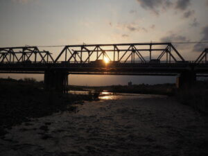 渡良瀬橋の夕日の写真です。