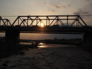 渡良瀬橋の夕日の写真です。