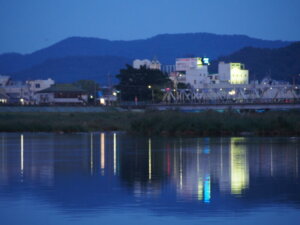 渡良瀬橋の夕景の写真です。