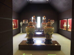 伊萬里焼　大壺の展示室の写真です。