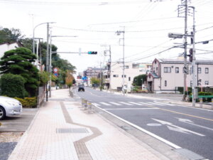 駐車場前の歩道の写真です。