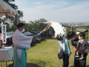 浅間神社ペタンコ祭り：お雄いをうける参拝者の写真です。
