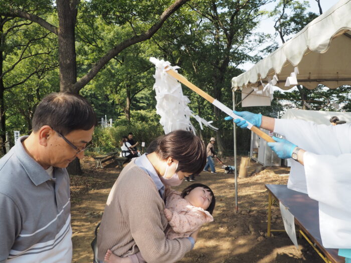 女浅間神社ペタンコ祭り:雄たらいをうける参拝者の写真です。